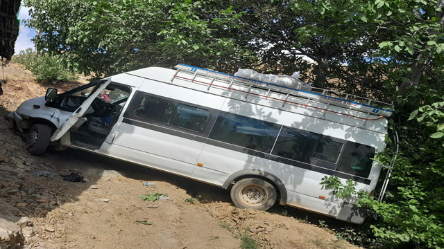 Bingöl'de feci kaza! Minibüs şarampole devrildi - Resim: 0