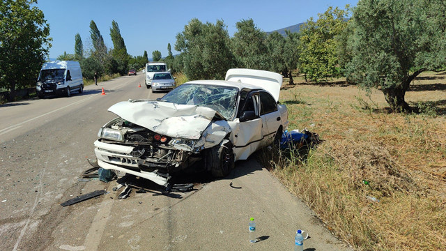Bursa'da iki otomobil kafa kafaya çarpıştı! 1'i bebek 6 kişi yaralandı - Resim: 3