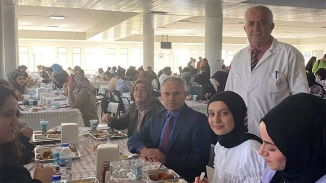 Üniversitenin yemek zamına öğrenciler isyan etti! Yüzde 400 zamlı yemeğe “Taş mı yiyelim” dediler - Resim: 1