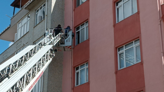 Kocaeli'de ekiplerin zor anları! Sinir krizi geçiren şahıs kelepçelenerek ambulansa taşındı - Resim: 1