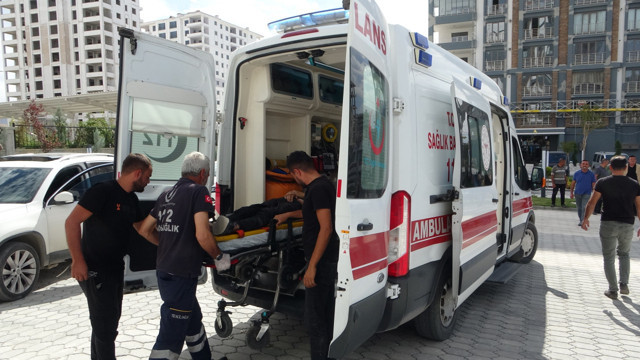 Malatya'da deprem tadilatı için kurulan inşaat iskelesi çöktü: 2 yaralı - Resim: 1