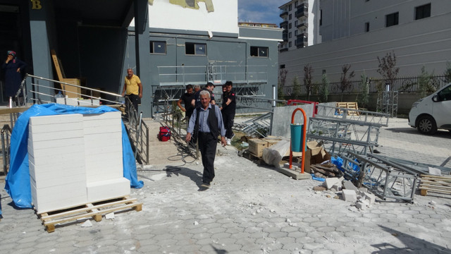 Malatya'da deprem tadilatı için kurulan inşaat iskelesi çöktü: 2 yaralı - Resim: 0