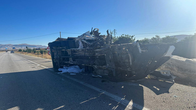 Burdur'da acı kaza! Trafik levhasına çarpan otomobil hurdaya döndü: 1 ölü, 1 yaralı - Resim: 1