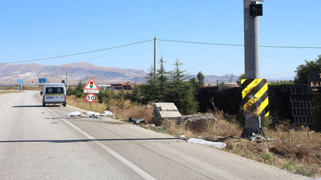 Burdur'da acı kaza! Trafik levhasına çarpan otomobil hurdaya döndü: 1 ölü, 1 yaralı - Resim: 2