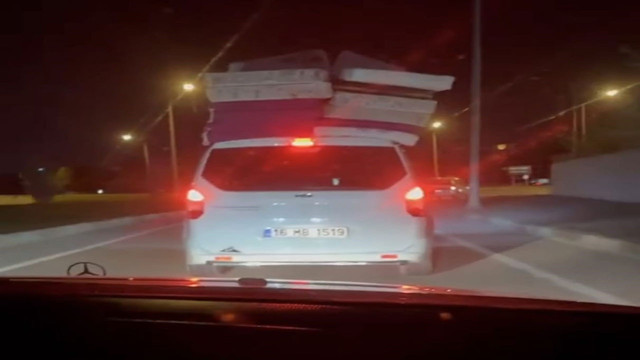 Aracın iki katı yatakla trafiğe çıkan sürücü tehlike saçtı! O anlar kameralara yansıdı - Resim: 0