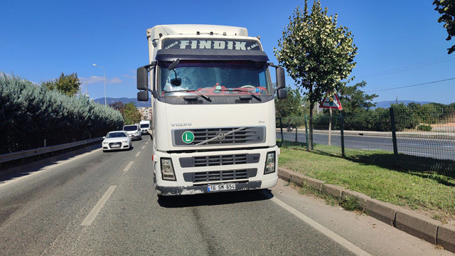 Bursa'da korkunç kaza! Kamyonet tıra arkadan çarptı - Resim: 1