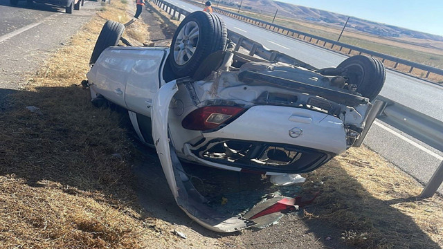 Kontrolden çıkan otomobil rejüje devrildi! 2'si bebek 4 kişi yaralandı - Resim: 0