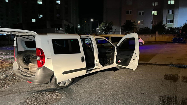 Polisten kaçan lastik hırsızları kaza yaptı! Aracı bırakıp koşarak kaçtı - Resim: 1