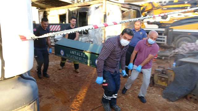 Antalya'da feci yangın! Konteynerdaki vinç operatörü yanarak can verdi - Resim: 1