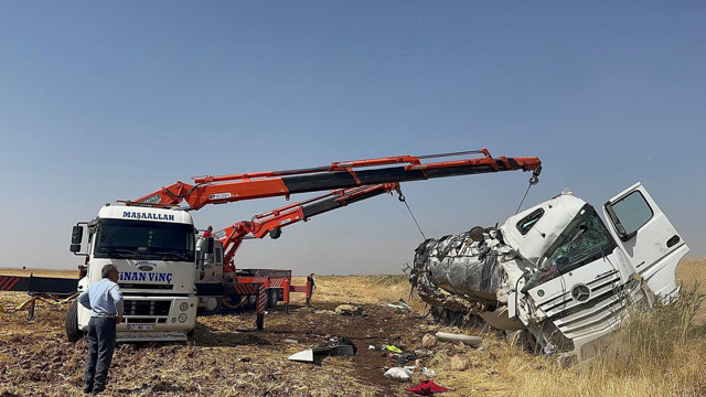 Mardin'de kontrolden çıkan tır tarlaya devrildi! - Resim: 1