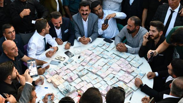 Şırnak'ta 7 bin kişinin katıldığı aşiret düğününde 113 koyun kesildi, milyonlar havada uçuştu - Resim: 0