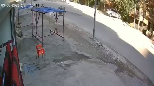 Şanlıurfa'da el freni çekilmeyen otomobil 2 metrelik boşluğa çakıldı! - Resim: 0