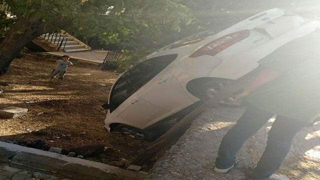 Şanlıurfa'da el freni çekilmeyen otomobil 2 metrelik boşluğa çakıldı! - Resim: 2