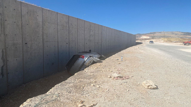 Adıyaman'da otomobil istinat duvarı çukuruna düştü: 1 yaralı - Resim: 0