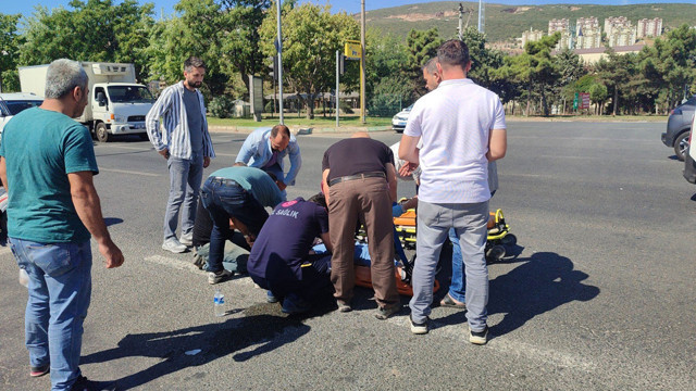 Bursa'da korkunç kaza! Kırmızı ışıkta geçip motosikletli kadına çarptı - Resim: 0
