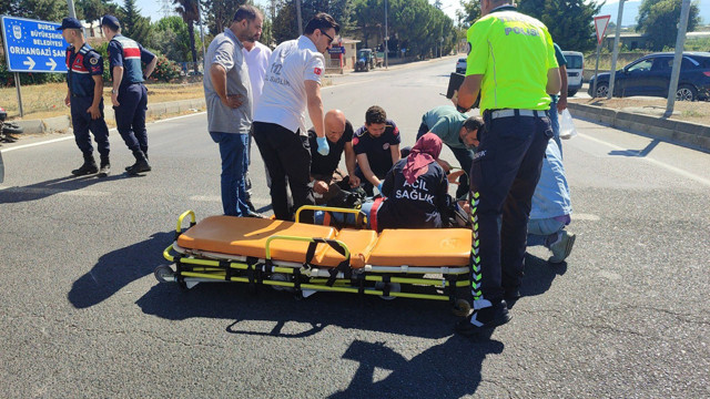 Bursa'da korkunç kaza! Kırmızı ışıkta geçip motosikletli kadına çarptı - Resim: 1