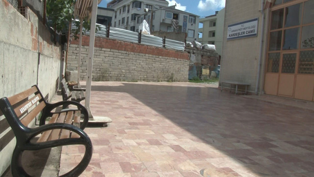 Namaza gittikleri camide avluya bırakılmış 3 günlük bebek buldular! - Resim: 1