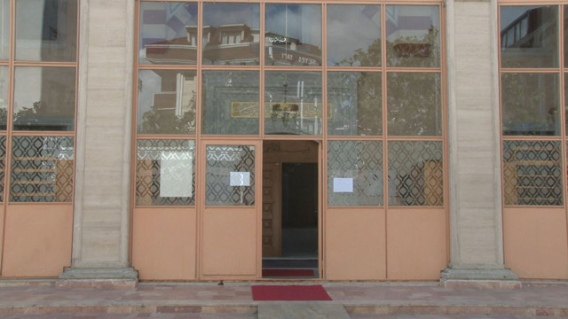 Namaza gittikleri camide avluya bırakılmış 3 günlük bebek buldular! - Resim: 0