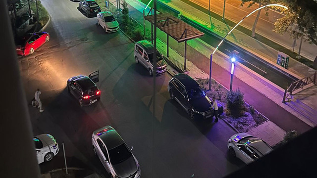 Sokak kavgası kan döktü! Otomobile kurşun yağdırdılar: 1’i ağır 3 yaralı - Resim: 0