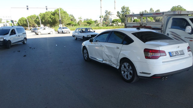 Kırmızı ışık ihlali canlarından ediyordu! Çarpışan sürücülerin eşleri yaralandı - Resim: 0