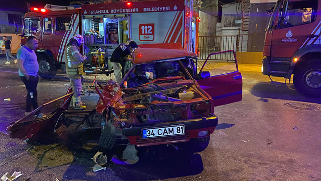 Zeytinburnu'nda oksijen yüklü tıra çarpan otomobil metrelerce savruldu! Hurdaya dönen araçta iki kişi yaralandı - Resim: 0