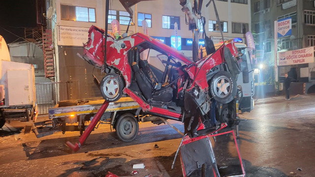 Zeytinburnu'nda oksijen yüklü tıra çarpan otomobil metrelerce savruldu! Hurdaya dönen araçta iki kişi yaralandı - Resim: 1