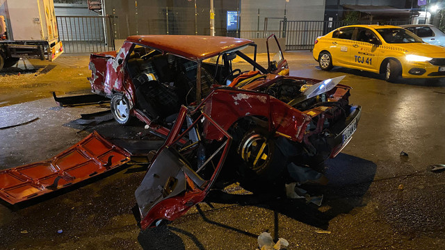 Zeytinburnu'nda oksijen yüklü tıra çarpan otomobil metrelerce savruldu! Hurdaya dönen araçta iki kişi yaralandı - Resim: 2