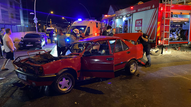 Zeytinburnu'nda oksijen yüklü tıra çarpan otomobil metrelerce savruldu! Hurdaya dönen araçta iki kişi yaralandı - Resim: 3