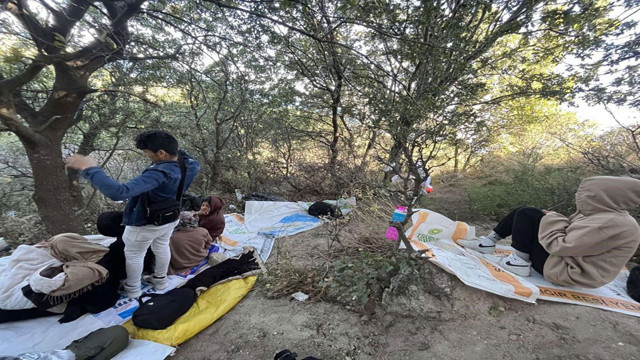 Çanakkale'de köyde göçmen operasyonu! 14 kaçak göçmen ile 1 göçmen kaçakçısı yakalandı - Resim: 0