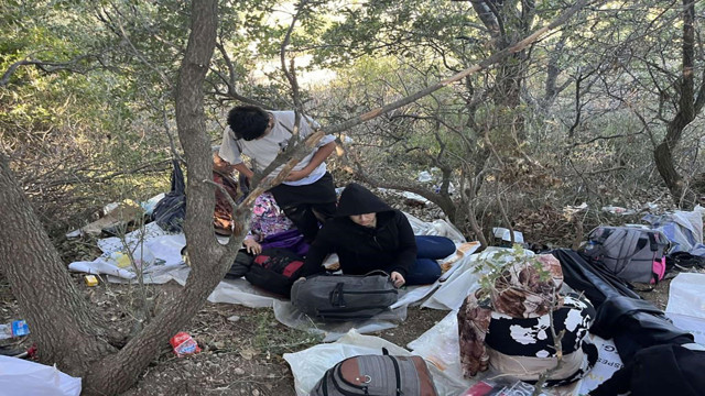 Çanakkale'de köyde göçmen operasyonu! 14 kaçak göçmen ile 1 göçmen kaçakçısı yakalandı - Resim: 1