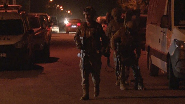 Madde bağımlısı şahıs silahlı kavga ihbarına gelen polislere kurşun yağdırdı! - Resim: 1