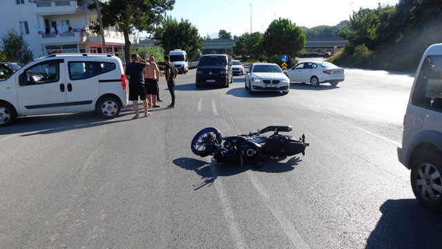 Antalya'da tur aracıyla çarpışan motosiklet sürücüsü ölümden döndü! - Resim: 0
