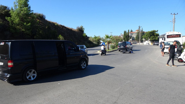 Antalya'da tur aracıyla çarpışan motosiklet sürücüsü ölümden döndü! - Resim: 1