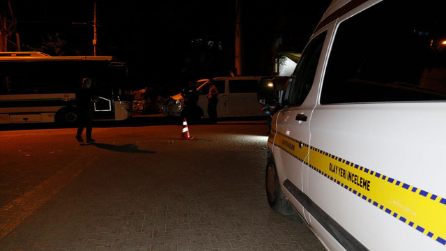 Trafikte silahlı saldırıya uğradı! Başka araçtan kurşun yağdırdılar, sırtından vuruldu - Resim: 0