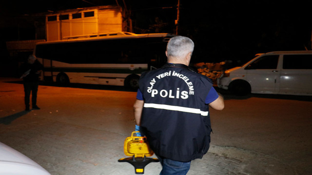 Trafikte silahlı saldırıya uğradı! Başka araçtan kurşun yağdırdılar, sırtından vuruldu - Resim: 1