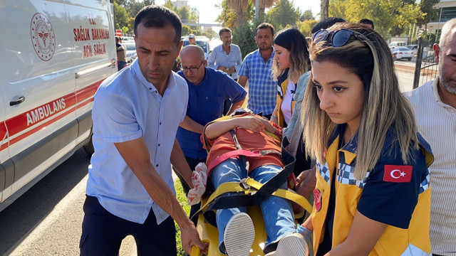 Adıyaman'da feci kaza!Motosiklet karşıdan karşıya geçmeye çalışan kadına çarptı - Resim: 0