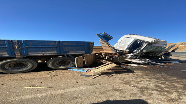 Bingöl'de feci kaza! kamyon ve tır kafa kafaya çarpıştı: 2 yaralı - Resim: 0