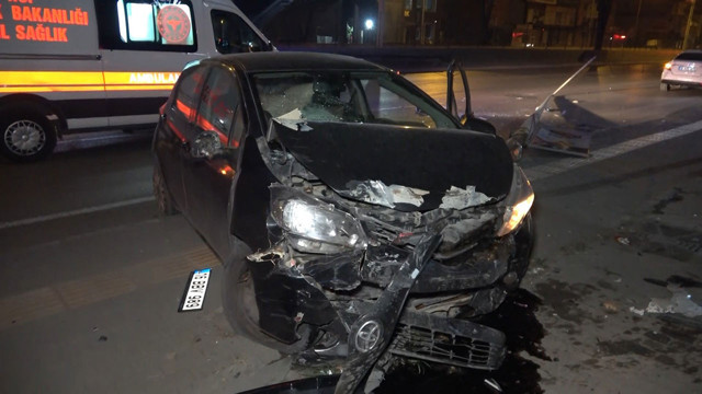 Bursa'da feci kaza! Kontrolden çıkan araç iki araca ve elektrik direğine çarptı - Resim: 1