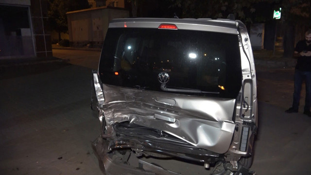 Bursa'da feci kaza! Kontrolden çıkan araç iki araca ve elektrik direğine çarptı - Resim: 0