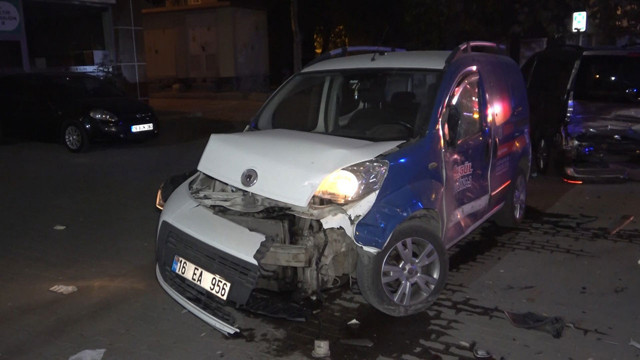 Bursa'da feci kaza! Kontrolden çıkan araç iki araca ve elektrik direğine çarptı - Resim: 3