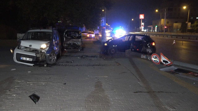 Bursa'da feci kaza! Kontrolden çıkan araç iki araca ve elektrik direğine çarptı - Resim: 2