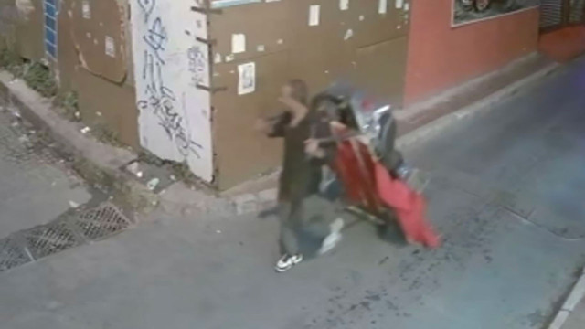 Fatih'te bir garip hırsızlık! Motoru el arabasına yükleyip çaldılar - Resim: 0