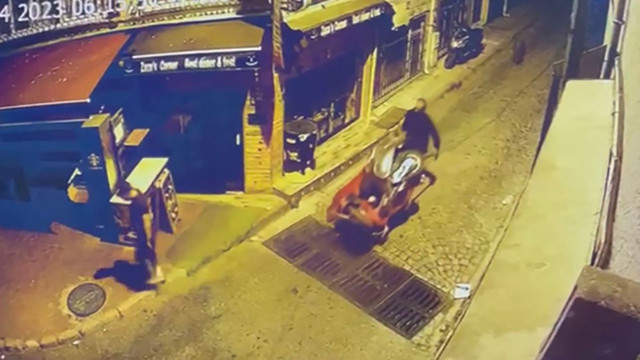 Fatih'te bir garip hırsızlık! Motoru el arabasına yükleyip çaldılar - Resim: 1