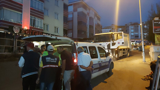 Çöp toplama kamyonunun altında kalan yaşlı adam can verdi! - Resim: 0