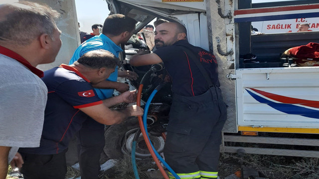 Diyarbakır'da uyuyakalan sürücü elektrik direğine çarptı! - Resim: 0