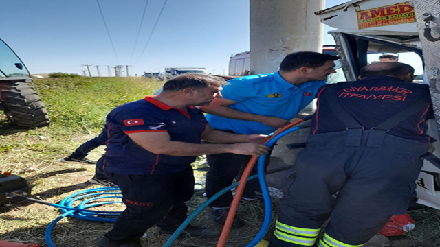 Diyarbakır'da uyuyakalan sürücü elektrik direğine çarptı! - Resim: 1