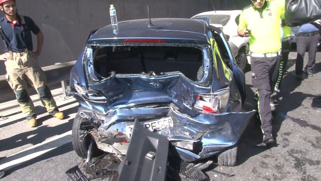 Kurtköy TEM otoyolunda 4 araç zincirleme kazaya karıştı: 2 yaralı - Resim: 1