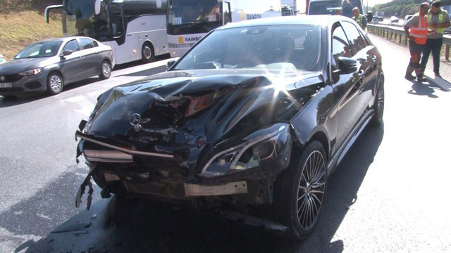 Kurtköy TEM otoyolunda 4 araç zincirleme kazaya karıştı: 2 yaralı - Resim: 0