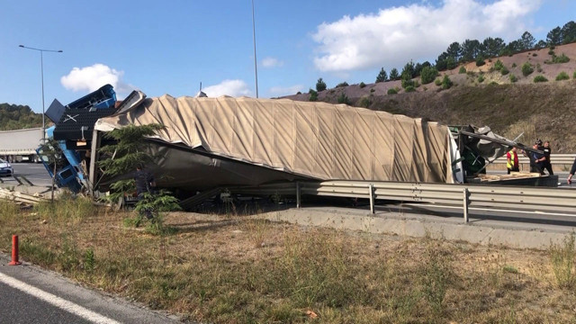 Çekmeköy'de korkunç kaza! Tır ile kamyonet birbirine girdi: 2 yaralı - Resim: 0
