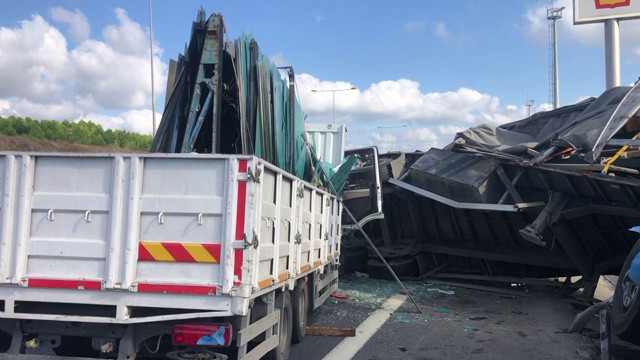 Çekmeköy'de korkunç kaza! Tır ile kamyonet birbirine girdi: 2 yaralı - Resim: 2